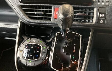 Toyota Voxy III, 2021 год, 1 873 000 рублей, 17 фотография