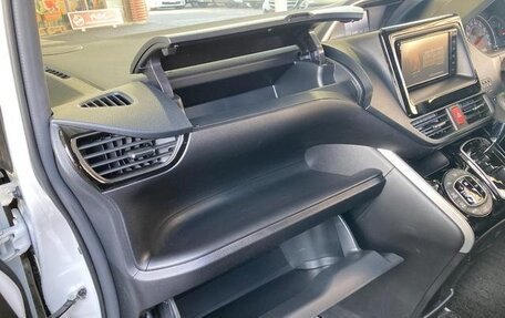 Toyota Voxy III, 2021 год, 1 873 000 рублей, 29 фотография