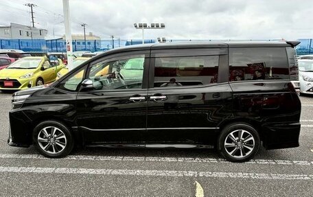 Toyota Voxy III, 2021 год, 1 890 000 рублей, 4 фотография