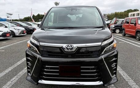 Toyota Voxy III, 2021 год, 1 890 000 рублей, 2 фотография