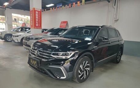 Volkswagen Tiguan II, 2023 год, 2 310 000 рублей, 1 фотография