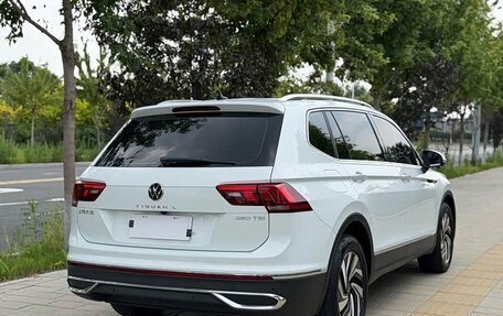 Volkswagen Tiguan II, 2023 год, 2 330 000 рублей, 4 фотография