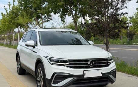 Volkswagen Tiguan II, 2023 год, 2 330 000 рублей, 3 фотография