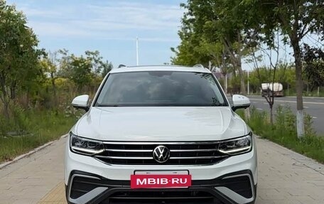 Volkswagen Tiguan II, 2023 год, 2 330 000 рублей, 2 фотография