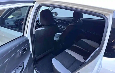 Toyota Yaris, 2022 год, 1 280 111 рублей, 15 фотография