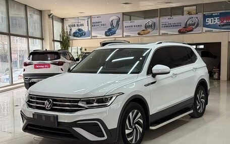 Volkswagen Tiguan II, 2023 год, 2 450 000 рублей, 1 фотография
