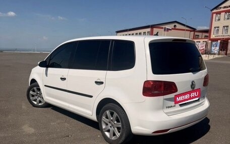 Volkswagen Touran III, 2011 год, 1 060 000 рублей, 2 фотография