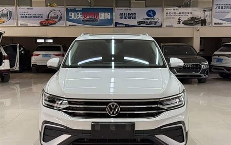 Volkswagen Tiguan II, 2023 год, 2 450 000 рублей, 2 фотография