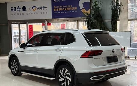 Volkswagen Tiguan II, 2023 год, 2 450 000 рублей, 4 фотография