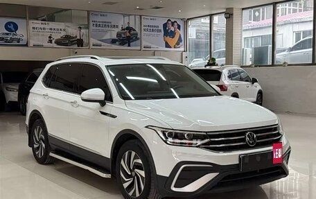 Volkswagen Tiguan II, 2023 год, 2 450 000 рублей, 3 фотография