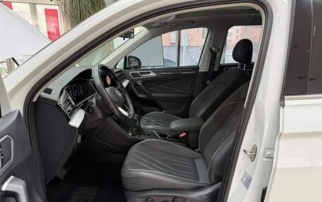 Volkswagen Tiguan II, 2023 год, 2 450 000 рублей, 8 фотография