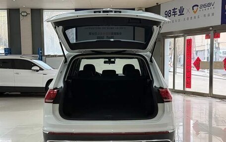 Volkswagen Tiguan II, 2023 год, 2 450 000 рублей, 18 фотография