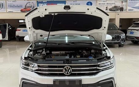 Volkswagen Tiguan II, 2023 год, 2 450 000 рублей, 19 фотография