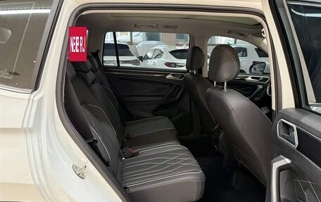 Volkswagen Tiguan II, 2023 год, 2 450 000 рублей, 10 фотография
