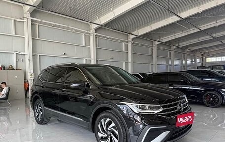 Volkswagen Tiguan II, 2023 год, 2 470 000 рублей, 3 фотография