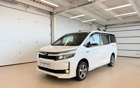 Toyota Voxy III, 2015 год, 1 799 000 рублей, 2 фотография