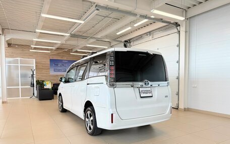 Toyota Voxy III, 2015 год, 1 799 000 рублей, 4 фотография