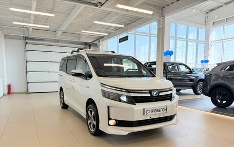 Toyota Voxy III, 2015 год, 1 799 000 рублей, 8 фотография