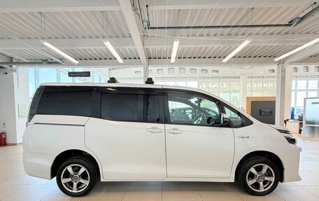 Toyota Voxy III, 2015 год, 1 799 000 рублей, 7 фотография