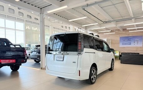 Toyota Voxy III, 2015 год, 1 799 000 рублей, 6 фотография