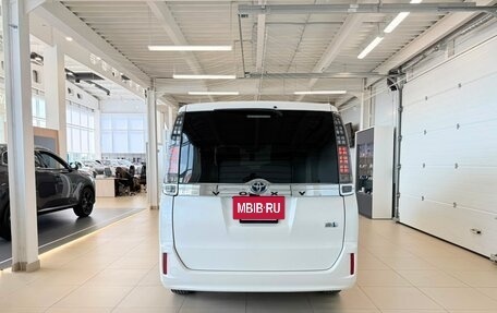 Toyota Voxy III, 2015 год, 1 799 000 рублей, 5 фотография
