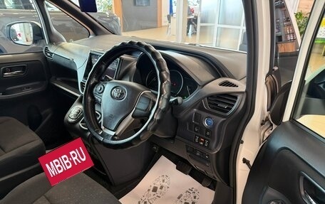 Toyota Voxy III, 2015 год, 1 799 000 рублей, 10 фотография