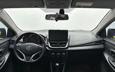 Toyota Yaris, 2022 год, 1 412 111 рублей, 12 фотография