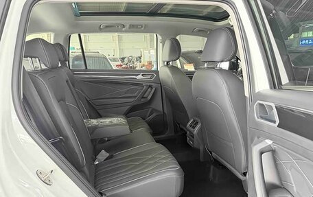 Volkswagen Tiguan II, 2023 год, 2 490 000 рублей, 8 фотография