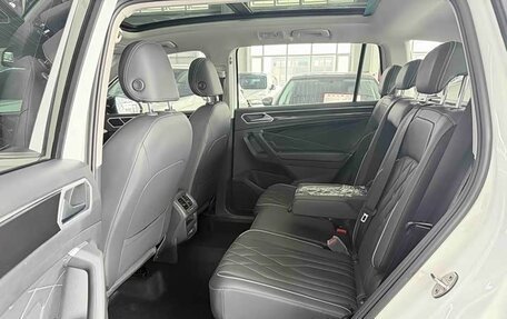 Volkswagen Tiguan II, 2023 год, 2 490 000 рублей, 10 фотография