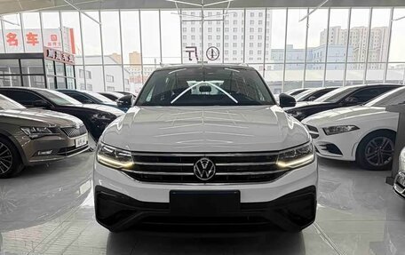 Volkswagen Tiguan II, 2023 год, 2 490 000 рублей, 2 фотография