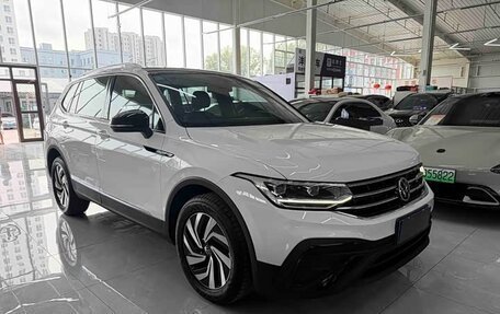 Volkswagen Tiguan II, 2023 год, 2 490 000 рублей, 3 фотография