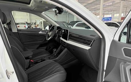 Volkswagen Tiguan II, 2023 год, 2 490 000 рублей, 7 фотография