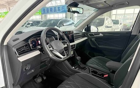 Volkswagen Tiguan II, 2023 год, 2 490 000 рублей, 9 фотография