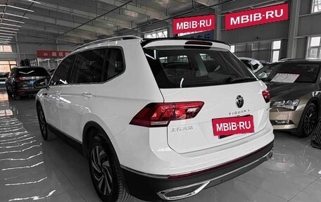 Volkswagen Tiguan II, 2023 год, 2 490 000 рублей, 4 фотография