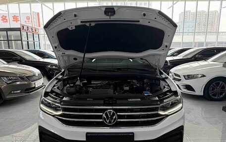 Volkswagen Tiguan II, 2023 год, 2 490 000 рублей, 17 фотография