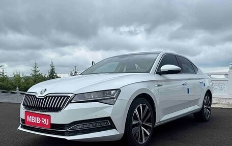 Skoda Superb III рестайлинг, 2022 год, 2 010 000 рублей, 1 фотография