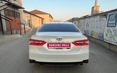 Toyota Camry, 2021 год, 2 650 000 рублей, 2 фотография