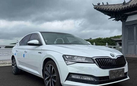 Skoda Superb III рестайлинг, 2022 год, 2 010 000 рублей, 3 фотография