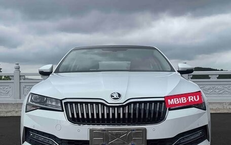 Skoda Superb III рестайлинг, 2022 год, 2 010 000 рублей, 2 фотография