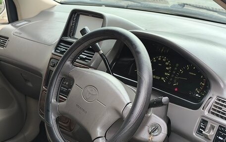 Toyota Ipsum II, 2000 год, 649 000 рублей, 24 фотография