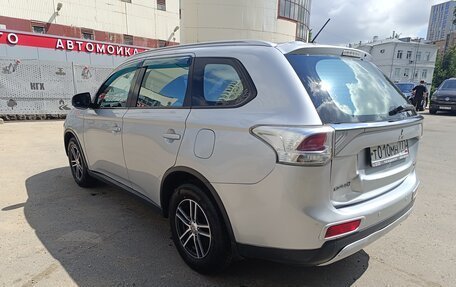 Mitsubishi Outlander III рестайлинг 3, 2014 год, 1 400 000 рублей, 6 фотография