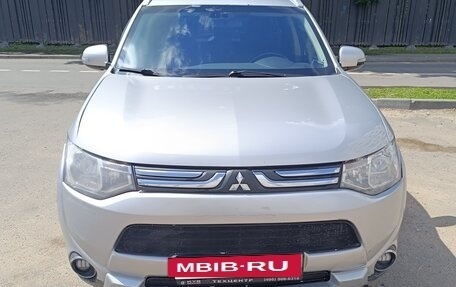 Mitsubishi Outlander III рестайлинг 3, 2014 год, 1 400 000 рублей, 4 фотография