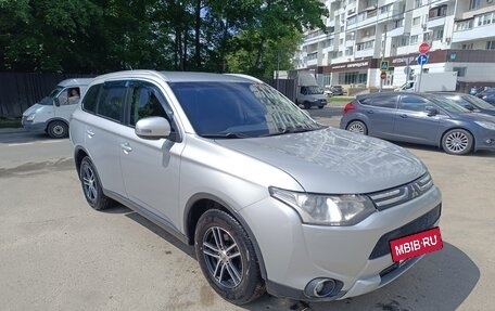 Mitsubishi Outlander III рестайлинг 3, 2014 год, 1 400 000 рублей, 2 фотография