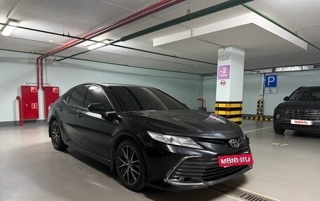 Toyota Camry, 2021 год, 3 340 000 рублей, 2 фотография