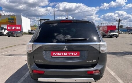 Mitsubishi Outlander III рестайлинг 3, 2014 год, 1 700 000 рублей, 4 фотография