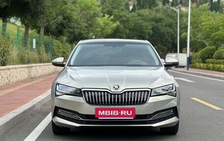 Skoda Superb III рестайлинг, 2023 год, 2 490 000 рублей, 2 фотография