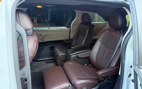 Toyota Sienna, 2022 год, 4 850 000 рублей, 11 фотография