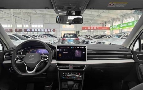 Volkswagen Tiguan II, 2023 год, 2 590 000 рублей, 9 фотография