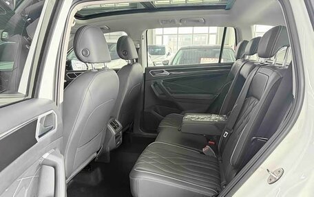 Volkswagen Tiguan II, 2023 год, 2 590 000 рублей, 17 фотография