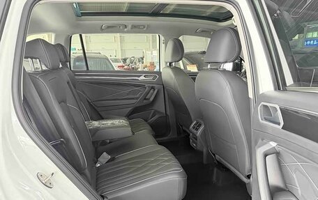 Volkswagen Tiguan II, 2023 год, 2 590 000 рублей, 16 фотография